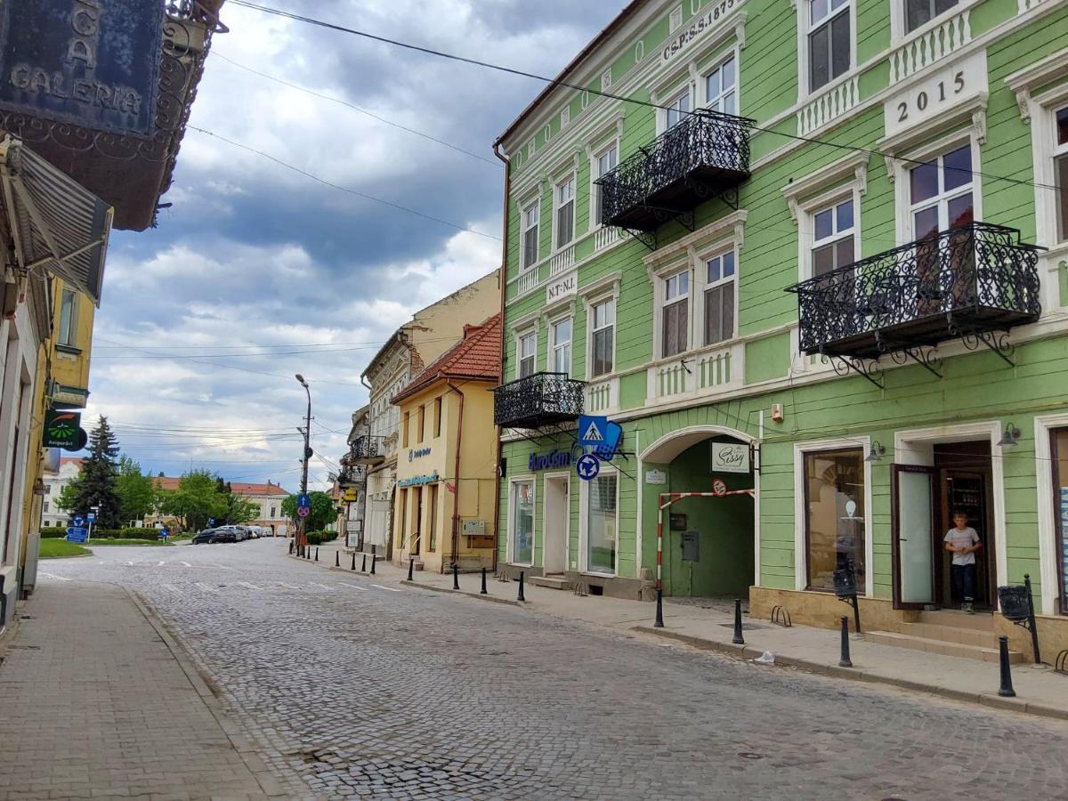 Готель Sissy Vendeghaz Тиргу-Секуєск Екстер'єр фото